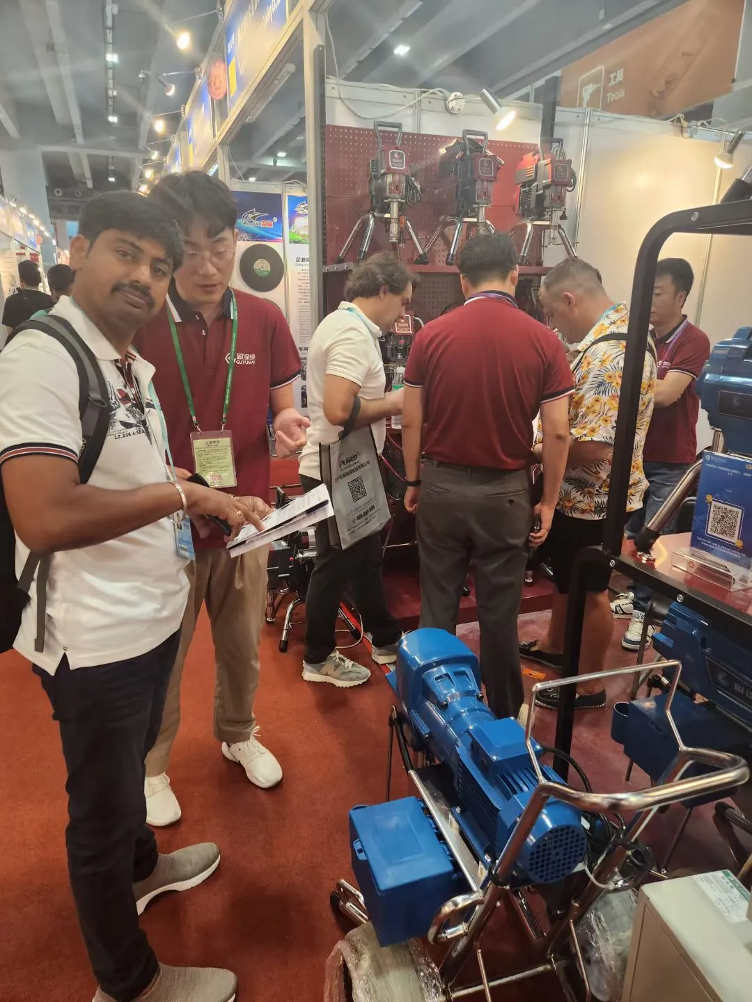 GuTuBao demonstrating professional airless paint sprayers at Canton Fair to international professional buyers.