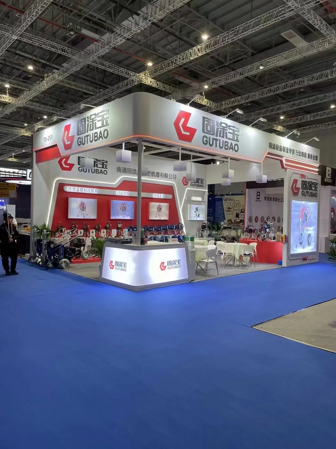 GuTuBao airless paint sprayer source factory team engaging with international buyers at Shanghai Hardware Show.