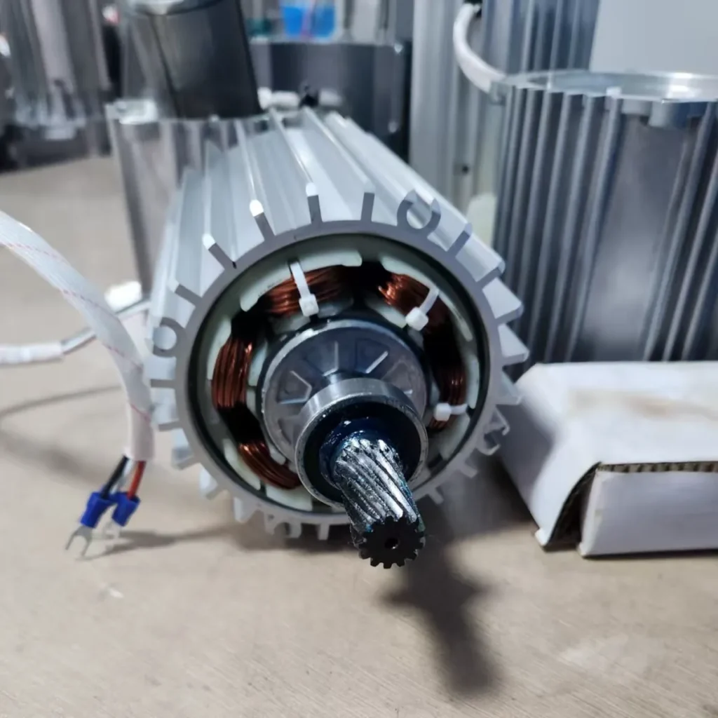 GuTuBao GTB-495 commercial airless paint sprayer 1500W smart brushless motor, totally enclosed design for zero maintenance.