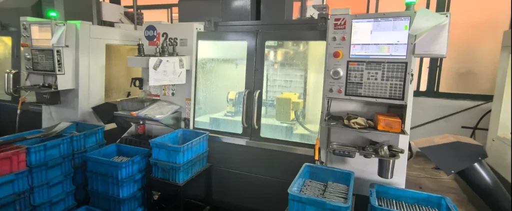 In-house USA Haas CNC center machining connecting rods with sub-micron precision at GuTuBao factory.