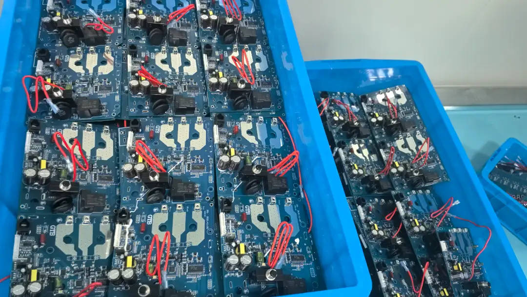 Mass production of GUTUBAO discrete electronic pressure control PCB boards in factory assembly line.
